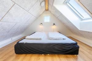 Postel nebo postele na pokoji v ubytování 800-Hvide-Sande-Ae-Gammel-Havn-30