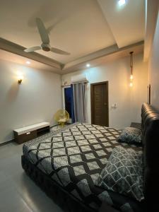 En eller flere senge i et værelse på Family Pearly Gates E-11 2BHK