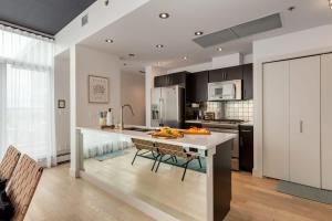 Dapur atau dapur kecil di 2 Storey Penthouse Panoramic Views Parking Stampede +88 gambar