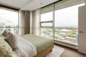 Katil atau katil-katil dalam bilik di 2 Storey Penthouse Panoramic Views Parking Stampede