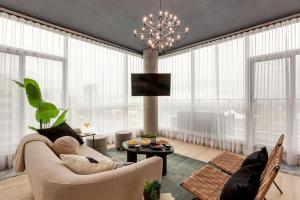Ruang duduk di 2 Storey Penthouse Panoramic Views Parking Stampede