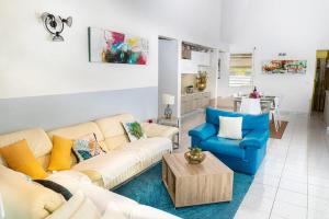 Posezení v ubytování Villa 3 ch l'artist piscine privée et accès plage