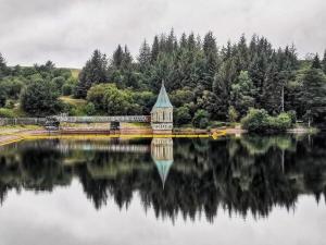 a building sitting on the edge of a lake at 5 - Spacious Countryside House for Families & Groups in Pont Sticill +7 photos