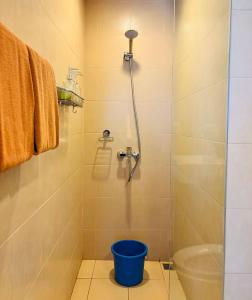 y baño con ducha y cubo azul. en Nature Lovers Paradise in Iloilo City - Cozy Condo Rental, en Iloilo City 10 fotos más