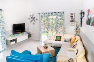 TV a/nebo společenská místnost v ubytování Villa 3 ch l'artist piscine privée et accès plage