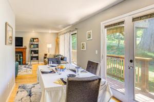 Μια τηλεόραση ή/και κέντρο ψυχαγωγίας στο Home on More Than 1 Acre of Woods in Seattle Suburbs!