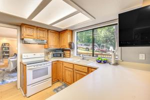 Η κουζίνα ή μικρή κουζίνα στο Home on More Than 1 Acre of Woods in Seattle Suburbs!