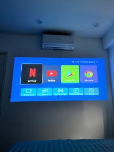 TV colgada en la pared de una habitación en Moon Bay Homestay, en Ha Long