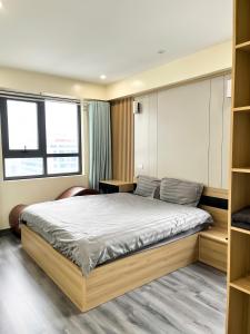 Un dormitorio con una cama grande en una habitación. en Moon Bay Homestay, en Ha Long