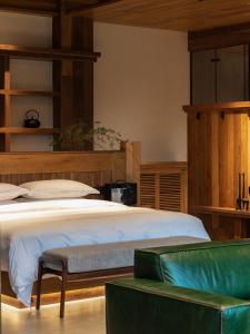 Letto o letti in una camera di Ethnic Hundred-years Elysian Culture&Art Scholar Resorts