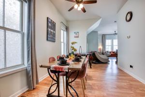 Istumisnurk majutusasutuses Monthly Stays! - Stylish Home Near DT & River St - 2 King Beds - Massage Chair - Games