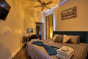 Voodi või voodid majutusasutuse Monthly Stays! - Stylish Home Near DT & River St - 2 King Beds - Massage Chair - Games toas