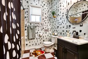 Vannituba majutusasutuses Monthly Stays! - Stylish Home Near DT & River St - 2 King Beds - Massage Chair - Games +64 fotot