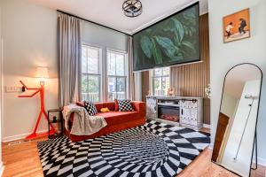 Televiisor ja/või meelelahutuskeskus majutusasutuses Monthly Stays! - Stylish Home Near DT & River St - 2 King Beds - Massage Chair - Games