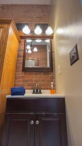 Gambar di galeri bagi Court St Suite di Clarksburg