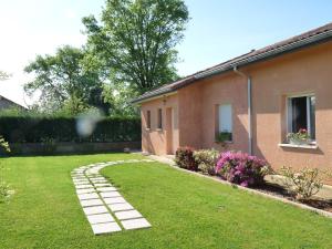 einen Garten mit einem Backsteinhaus und einem Rasenplatz in der Unterkunft Maison Bel Air in Pimbo