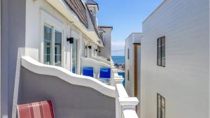 シーサイド・ハイツにあるNEW - Seaside Haven - 3BR - Steps to Boardwalkの白い階段のある白い建物の列