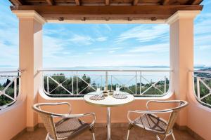 Corfushell Resort Hotel apart的阳台或露台