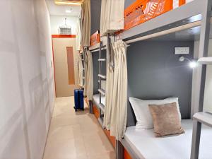 Postel nebo postele na pokoji v ubytování OSTELO Mumbai Airport Hostel