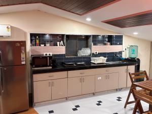 Kuchyň nebo kuchyňský kout v ubytování OSTELO Mumbai Airport Hostel