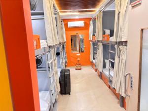 Kuchyň nebo kuchyňský kout v ubytování OSTELO Mumbai Airport Hostel