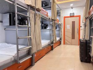 Postel nebo postele na pokoji v ubytování OSTELO Mumbai Airport Hostel