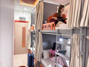 Palanda nebo palandy na pokoji v ubytování OSTELO Mumbai Airport Hostel