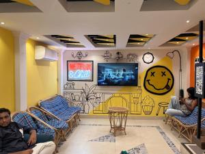 TV a/nebo společenská místnost v ubytování OSTELO Mumbai Airport Hostel