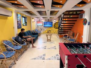 TV a/nebo společenská místnost v ubytování OSTELO Mumbai Airport Hostel