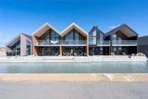 Bazén v ubytování 905-Hvide-Sande-Langsand-80 nebo v jeho okolí