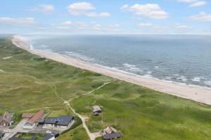 een luchtzicht op een strand met huizen en de oceaan bij 8811-Hvide-Sande-Vesterhavsvej-3-stuen in Hvide Sande