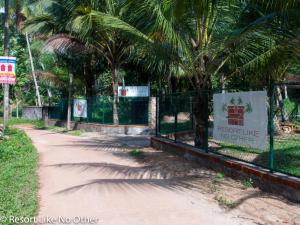 une clôture avec un panneau indiquant la meilleure eau vivante dans l'établissement Resort Like No Other, à Uggalboda