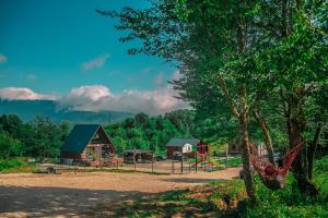 Fotografie z fotogalerie ubytování Shaori Lake Cottages v destinaci Kharistʼvala
