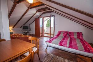 a bedroom with a bed and a table and chairs at Apartman Joso in Diklo