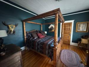 Postel nebo postele na pokoji v ubytování The Boho Buffalo Inn