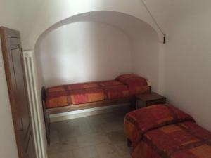 ロコロトンドにあるIl Trullo Di Santannaのベッド2台が備わる部屋