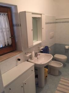 ロコロトンドにあるIl Trullo Di Santannaのバスルーム(洗面台、トイレ、鏡付)