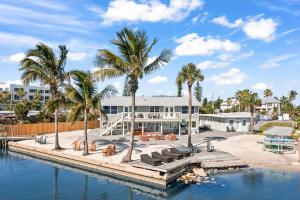 een resort met palmbomen voor een waterlichaam bij The Banana River Resort in Cocoa Beach