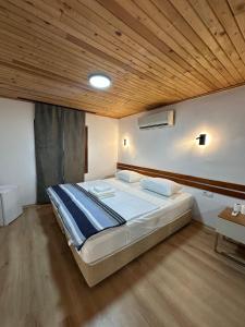 Ένα ή περισσότερα κρεβάτια σε δωμάτιο στο La Dimora Villas +31 φωτογραφίες