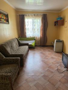 a living room with a couch and a tv at Rumb116 in Odesa