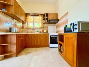 Dapur atau dapur kecil di TETRAKTYS ESTATE seaview beachside with big garden ΥΔΩΡ