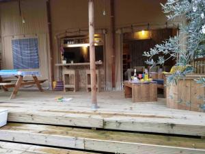 a room with a wooden floor and a table at Camping 4 étoiles - Piscine - eehf0d in Noves