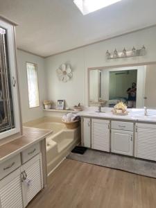 een badkamer met twee wastafels en een grote spiegel bij Misty falls in Ormond Beach