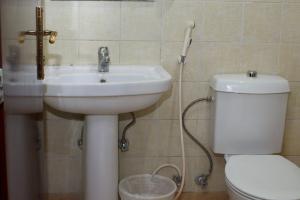 a bathroom with a sink and a toilet at فندق الواحة الماسية نجمة 1 in Mecca +52 photos
