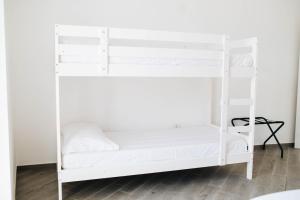 Camera con letto a castello bianco. di Casa Del Capitano - Appartamento Accogliente - Molfetta a Molfetta Altre 19 foto