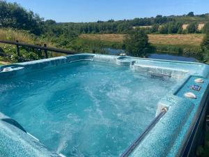 a large plunge pool in the middle of a river at Riverside Manor in Evesham