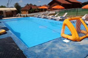 una gran piscina con un inflable amarillo en Pavlovica konaci, en Kotraža