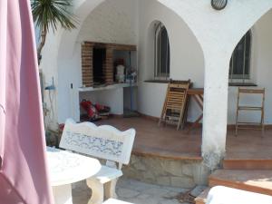 Kuchyňa alebo kuchynka v ubytovaní Villa con piscina privada y jardín cerrado en Castelló d'Empúries, ideal para 6-8 personas - ES-204-1