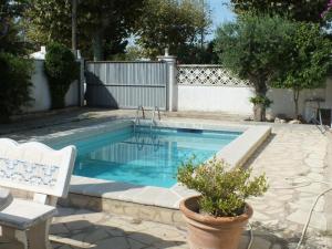 Bazén v ubytovaní Villa con piscina privada y jardín cerrado en Castelló d'Empúries, ideal para 6-8 personas - ES-204-1 alebo v jeho blízkosti
