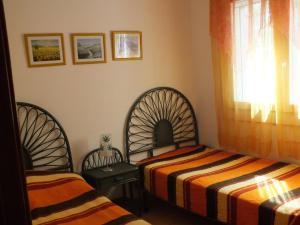 Posteľ alebo postele v izbe v ubytovaní Villa con piscina privada y jardín cerrado en Castelló d'Empúries, ideal para 6-8 personas - ES-204-1